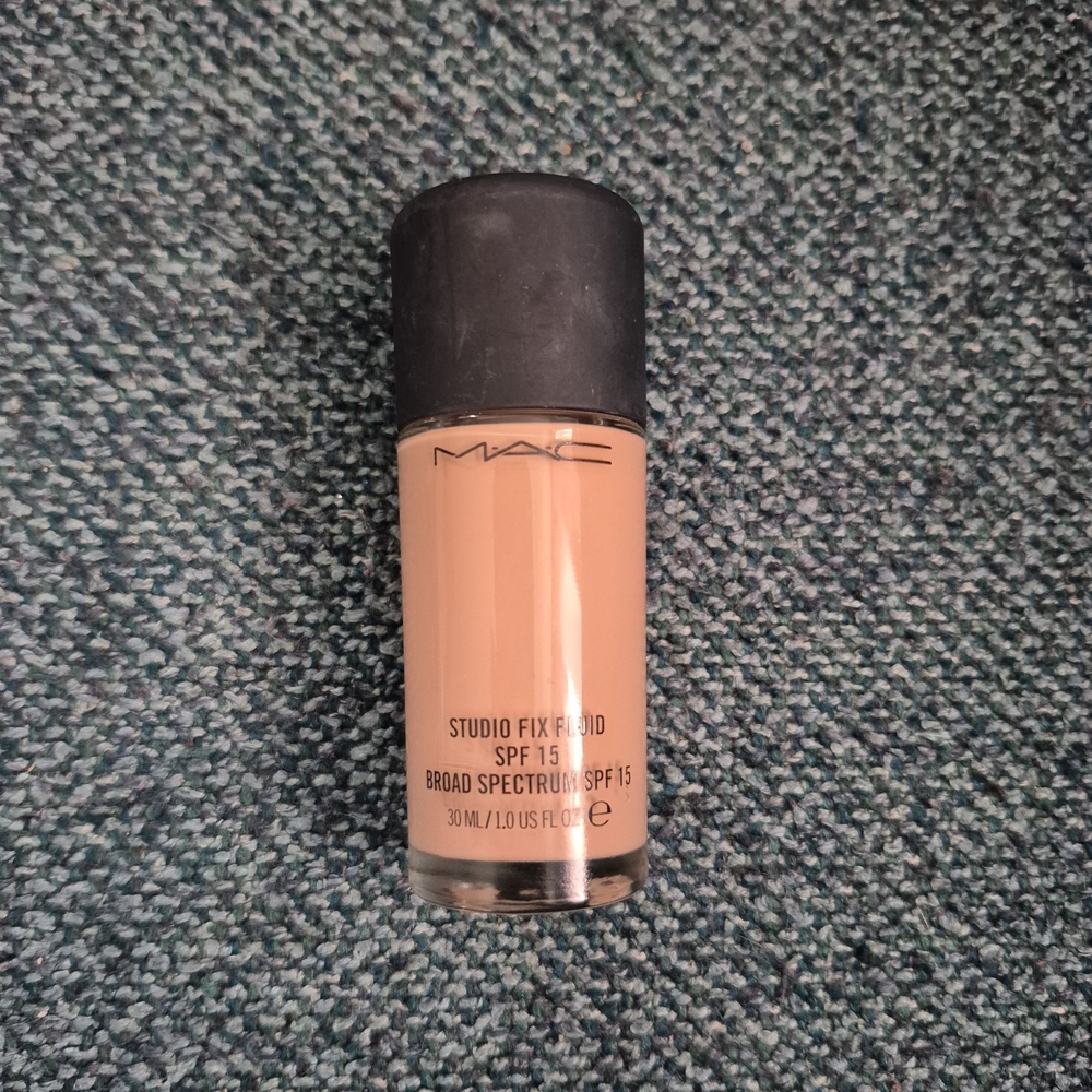 MAC Cosmetics Studio Fix Fluid Foundation SPF 15 - NW15